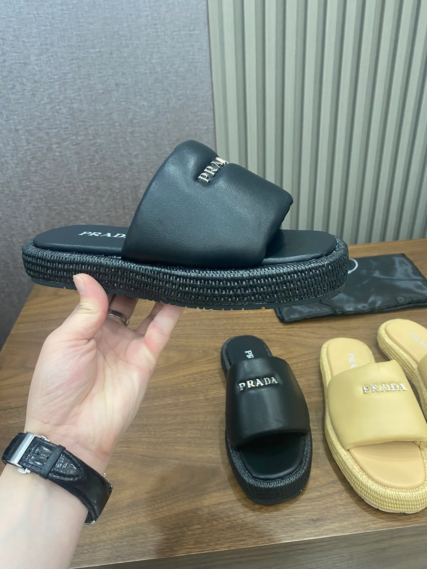 👟👟Ex-factory price 500👟👟 PRADA 2024 [Fireworks] [Fireworks] Popular straw woven series, a must-have slipper for lazy people, it looks so good on the feet. I love this hand-woven one. The upper is mixed sheepskin, and the outsole is made of imported raffia bag, ultra-light TPU, code number 5-41,